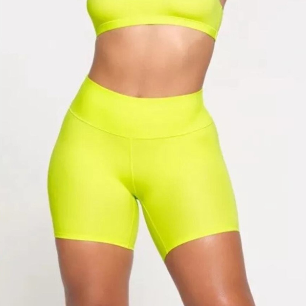 NEW SKIMS Fits Everybody Neon Yellow High Waist Shorts Size M